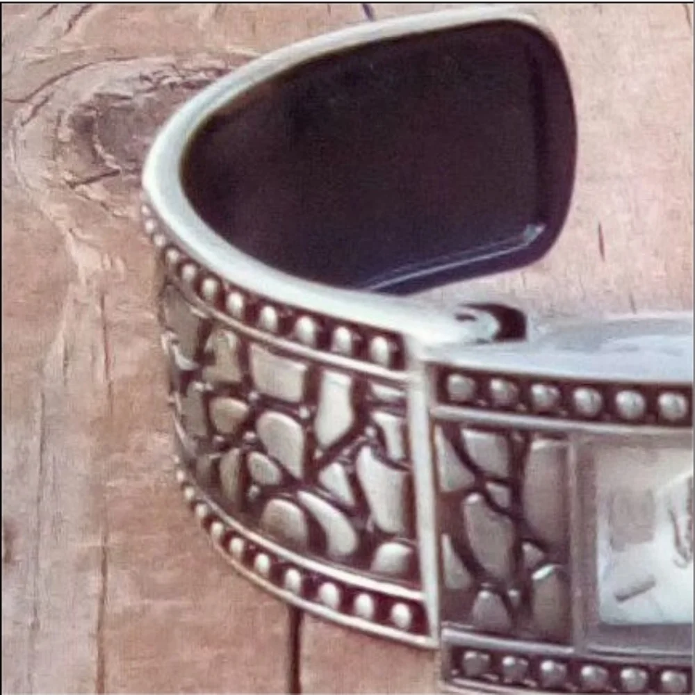 Geneva Platinum No. 7278 Cuff Watch Silver Tone Textured Bracelet Japan Quartz